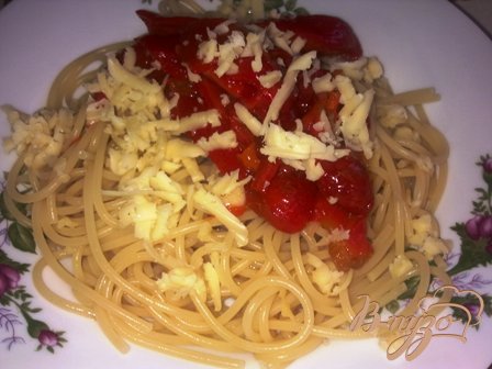 Готово! Посыпаем готовые спагетти сыром и добавляем перец, перемешиваем и посыпаем сухим базиликом.