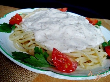 Готово! Готовые спагетти выложить на тарелку,полить соусом,украсить половинками помидор “черри” и листиками петрушки.И сразу подавать. Очень быстро,очень вкусно!  Приятного аппетита!