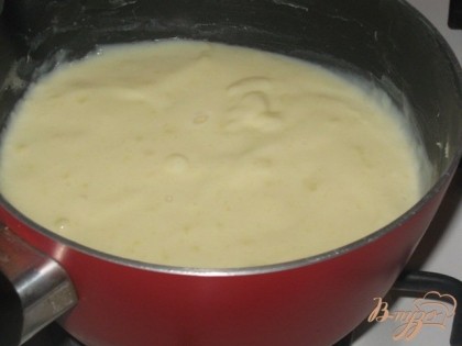 Готовим крем. Молоко ставим на плиту, а в это время желтки соединяем с сахаром, ванильным сахаром и мукой, доливаем немного молока и когда молоко на плите начнет закипать тонкой струйкой вводим смесь. Варим до загустения. На это уходит минут 5. В охлажденный крем кладем мягкое сливочное масло небольшими порциями и взбиваем.