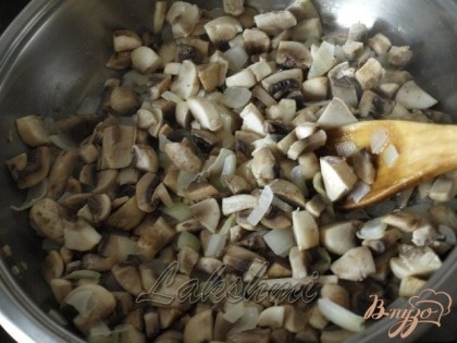 В сковороде растопить сливочное масло и обжарить немного лук,затем добавить к нему грибы.