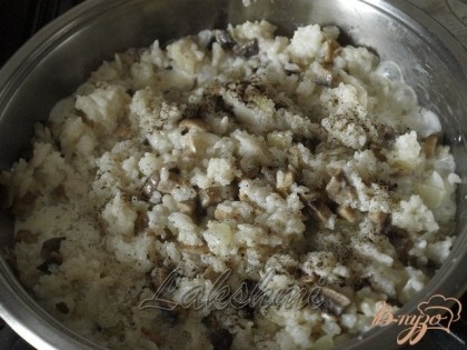 Добавить рис,хорошо перемешать,посолить и поперчить по вкусу.Добавить сливки.Потушить вместе несколько минут.