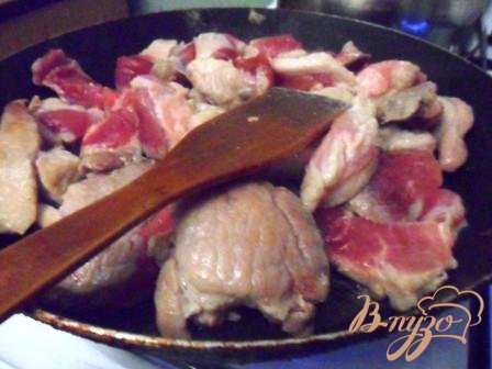 Свинину вымыть, обсушить и нарезать брусочками. В сковороде разогреть растительное масло и обжарить свинину до золотистой корочки. Выложить со сковороды в миску и отставить в сторону.
