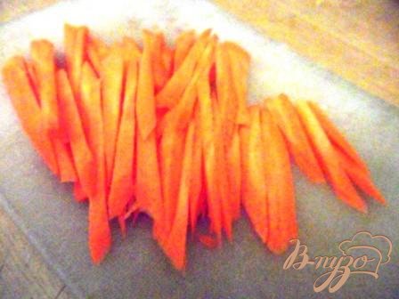 Почистить репчатый лук и морковь. Морковь нарезать соломкой.