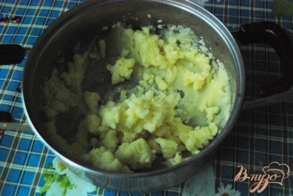 Отвариваем в подсоленной воде картофель и делаем картофельное пюре. Я просто потолкла картофель и добавила сливки, тщательно перемешала, можно даже взбить миксером.