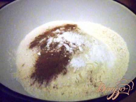 В миске смешать муку, молотый миндаль соль, сахарный песок, ванильный сахар, соду, разрыхлитель и корицу.