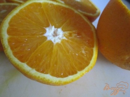 Выжать сок из апельсинов. Сколько потребуется плодов, чтобы получить 1 ст. сока, смотрите сами. Все зависит от  их размера.