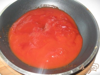 Готовим соус.  Для этого соединяем томатную пасту, мед, соль и красный молотый перец. Добавляем 0,5 стакана воды.  Варим минут 5.