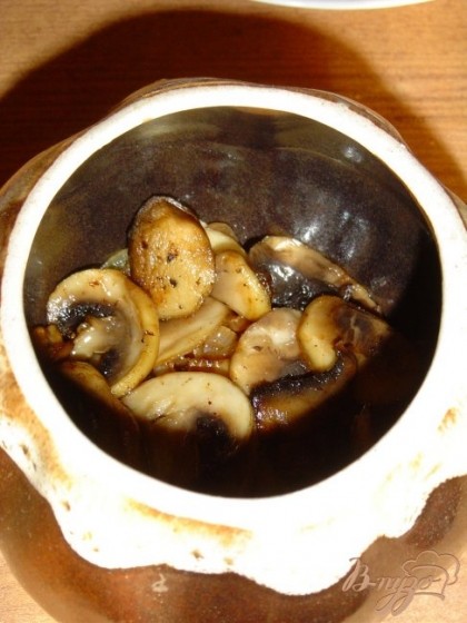 Следующий слой - грибы, сбрызгиваем соевым соусом.