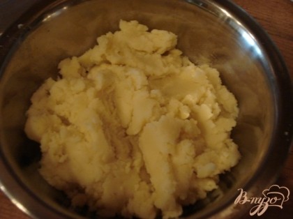 Отвариваем картофель,добавляем сливочное масло и готовим пюре.К пюре добавляем натертый на мелкой терке сыр, чеснок, лук, соль, перец.
