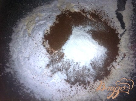 Муку и крахмал просеять в миску, добавить какао-порошок и разрыхлитель.