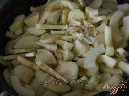Разогреть 1 ст.л. растительного масла в сковороде на среднем огне. Добавить крупно нарезанный лук, давленый чеснок,кабачки и картофель. Готовить в течение 5 минут,помешивая, чтобы овощи не подгорели.