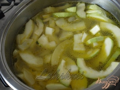 Затем пересыпать овощи в кастрюлю,добавить куриный бульон и воду,довести до кипения и варить до мягкости картофеля около 20 минут.