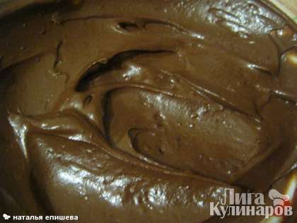 верх и края торта, покрываем шоколадной глазурью (сметану взбить с какао и сахарной пудрой)