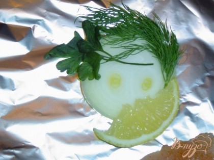 На фольгу выкладываем лук,зелень и небольшой кусочек лимона