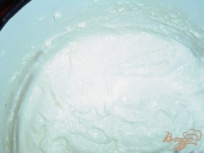 3. Приготовить начинку. Взбить сливочный сыр с сахаром.4. В отдельной посуде взбить сливки с лимонным соком. Осторожно ввести сливки в творожную массу, перемешать легкими движениями.