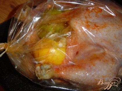 Помещаем курицу в пакет для запекания и отправляем в разогретую духовку до 180-190гр на 40-45 мин.