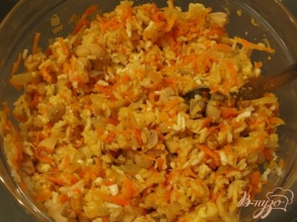 Морковь натереть на средней тёрке,лук нашинковать.На сковороде в растительном масле обжарить лук с морковью,остудить.Добавить отварной рис.