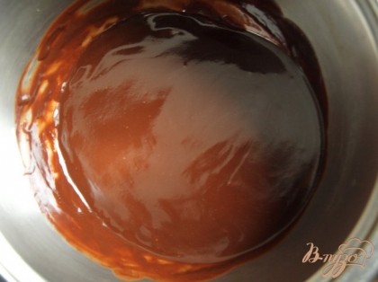 В кастрюльке растопить шоколад и сливочное масло.