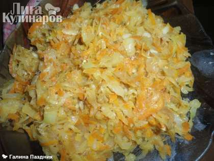 Готовим начинку: капусту, лук и морковь потушить на растительном масле и посолить.