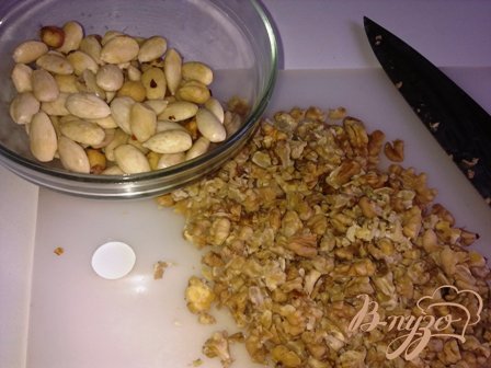 Измельчаем очищенные орехи