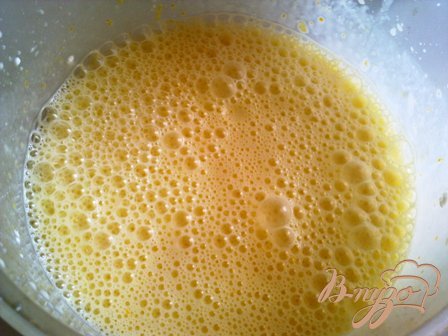 Теперь подготовим жидкую смесь-для этого отделим белки от желтков. Смешаем миксером желтки, йогурт, цедру и сок апельсина.