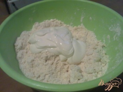 Влить к крошке сметану, смешанную с солью и 0,5 ст сахаром, замесить тесто.