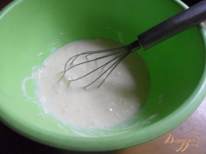 Яйца венчиком взбить с сахаром и солью. Добавить сметану с горчицей, перемешать.