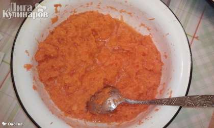 Тертую на мелкой терке морковку перемешать с сахаром и желтками.