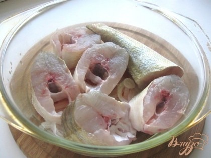 Рыбу разрезаем на порционные кусочки и кладем на овощи.
