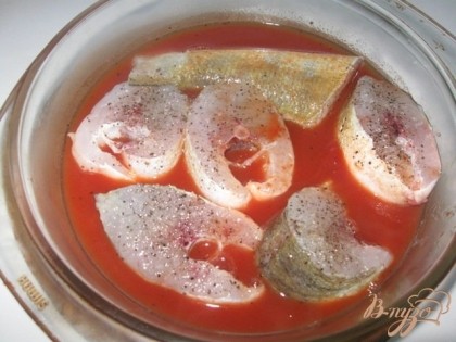 Наливаем воду(до середины рыбы), кладем томатную пасту, солим, перчим соус и добавляем сахар. Ставим на плиту, прикрываем крышкой и варим на небольшом огне минут 15-20.  Кладем лавровый лист и варим еще минут 5-7.