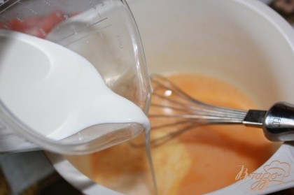 В отдельной чаше взбить венчиком яйца. Добавить сливки, тертый сыр, посолить по вкусу.
