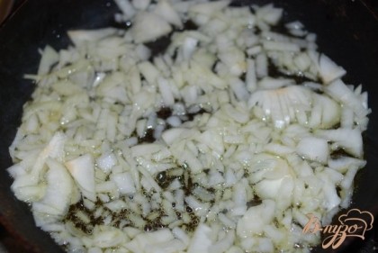 На сковороде с разогретым оливковым маслом обжарить лук ~2 минуты.