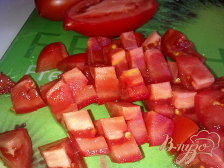 Небольшими кубиками нарезаем помидоры