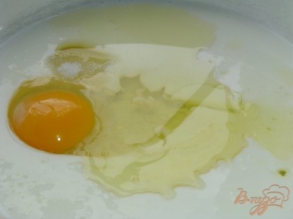Йогурт, яйца, сливочное масло растопленное,соль соединяем в миске и тщательно перемешиваем.