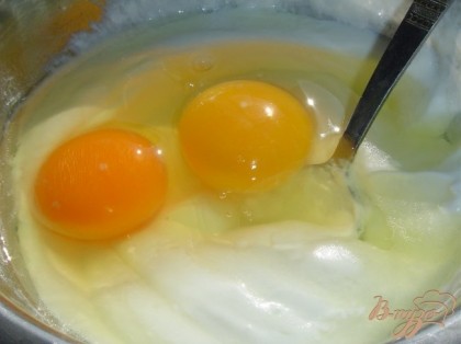 В отдельной миске смешиваем растительное масло, сметану, яйца и тщательно перемешиваем до однородной консистенции.