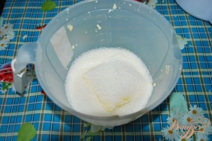 Взбить размягчённое сливочное масло с сахаром.