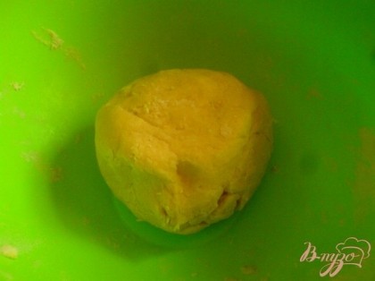 Тесто скатать в шар, завернуть в плёнку и поставить в холодильик на 30 минут.