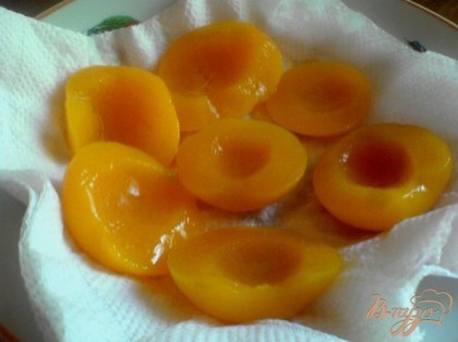Персики достать из сиропа и выложить для удаления влаги на бумажную салфетку. Нарезать тонкими ломтиками.