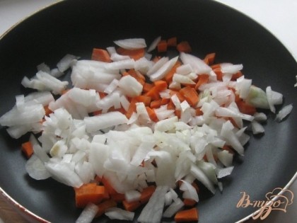 Мелко режем лук и морковь.