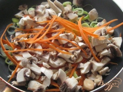 Морковь режем соломкой и грибы мелко.