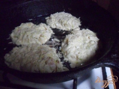 В сковороде разогреть растительное масло. Столовой ложкой выкладывать массу в сковороду и жарить с двух сторон как оладьи.
