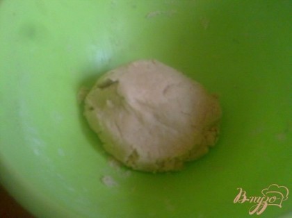 Добавить воду. Замесить тесто. Собрать его в шар, обернуть пищевой плёнкой и убрать на 30 минут в холодильник.