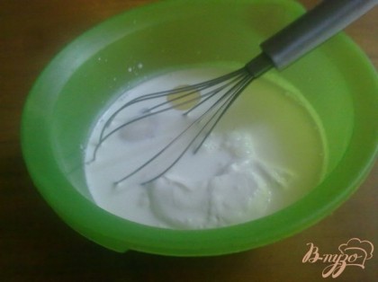 В отдельной мисочке смешайть сахар (0,5 ст), муку (0,3 ст). Добавить сметану, сливки, яйца и ванильный сахар. Тщательно перемешать. Заливка готова