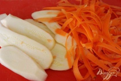 Кабачок и морковь очистить и порезать на тонкие пластинки вдоль.(морковь натирала на спец.терке)