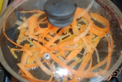 Морковь обжарить либо на гриле либо на сковороде на оливковом масле.
