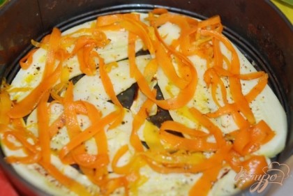 Покрыть половиной моркови кабачки,добавить специи.