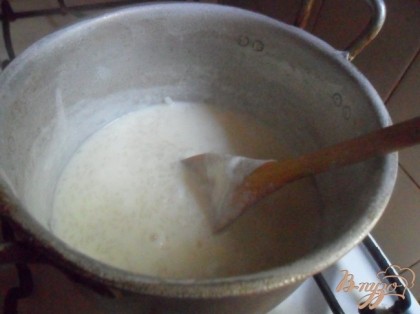 Рис отварить 1/2 л кипящей воды (вода должна вся уйти). Добавить молоко, соль, ванильный сахар, растопленное масло, лимонный сок. Остудить.