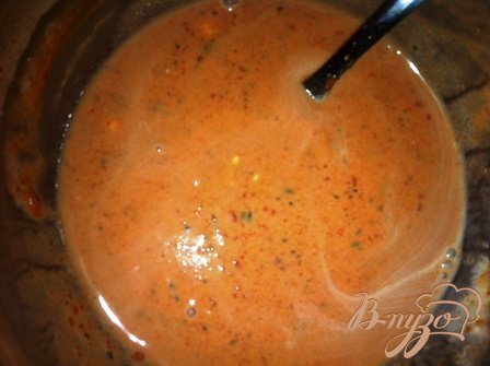 Добавляем томатную пасту, сметану, солим и сахарим по вкусу.