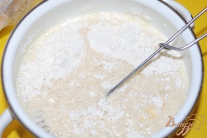 Яйца взбить с сахаром,аккуратно ввести в теплое молоко.Всыпать соль и постепенно ввести муку.Замесить тесто.