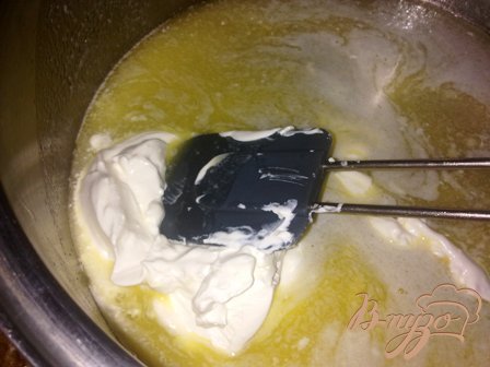 Теперь подготовим заварное тесто.Масло разогреваем на медленном огне, всыпаем сахар, размешиваем до его полного растворения, добавляем сметану и как следует размешиваем.